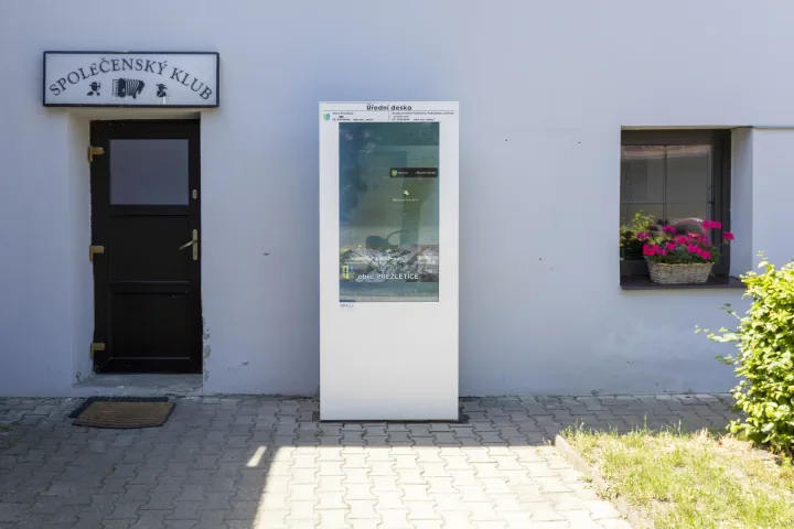 Elektronická úřední deska u Společenského klubu v Přezleticích