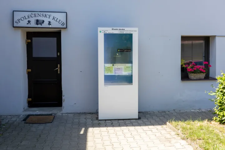 Elektronická úřední deska před obecním úřadem v Přezleticích