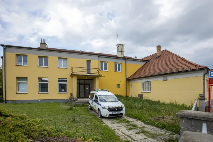Budova sokolovny a restaurace na náměstí v Přezleticích
