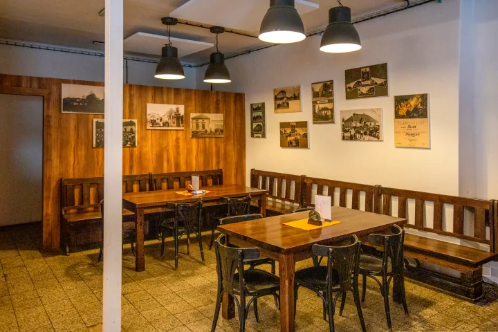 Sokolovna a restaurace na náměstí v Přezleticích